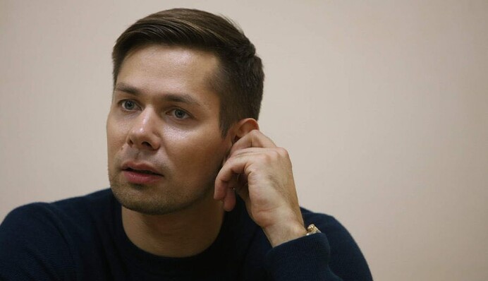 Известный российский певец закрутил роман с режиссером из Киева: фото красотки