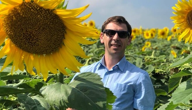 У кого больше: депутаты массово меряются рыбой и подсолнухами