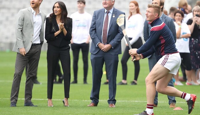 Меган Маркл случайно засветила бюстгальтер