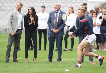 Меган Маркл случайно засветила бюстгальтер