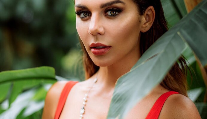 Анна Седокова блеснула обнаженными ягодицами на пляже в Турции