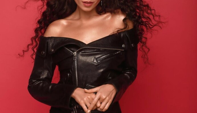 Настя Каменских покорила сексуальным фото в купальнике