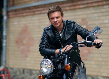 Дерзкий мальчишка: известный украинский телеведущий позабавил архивным фото