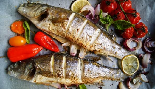 Готовим диетический ужин: рецепт запеченного сибаса на овощной подушке