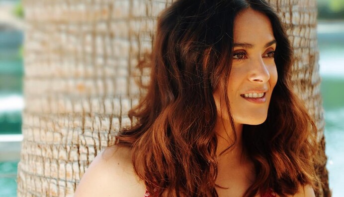 Без фильтров и макияжа: 51-летняя Сальма Хайек восхитила естественной красотой