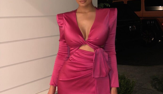 Кайли Дженнер сменила два откровенных наряда в день рождения