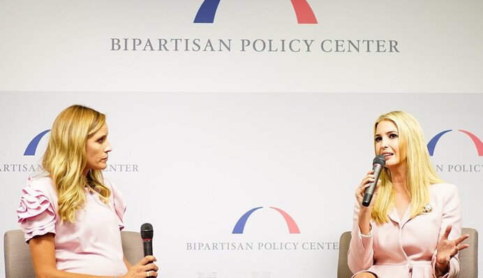 Не формальный образ: Иванка Трамп надела на деловую встречу яркий сарафан