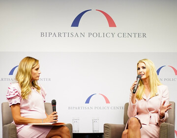 Не формальный образ: Иванка Трамп надела на деловую встречу яркий сарафан