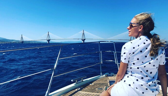 Катя Осадчая в ярком купальнике похвасталась отдыхом на яхте