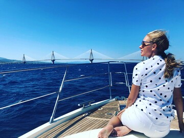 Катя Осадчая в ярком купальнике похвасталась отдыхом на яхте