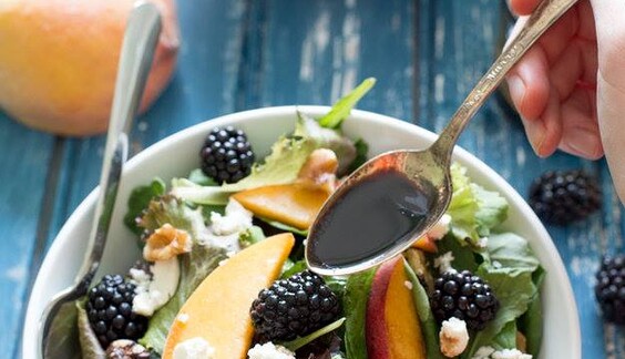 Полезный перекус: рецепт персикового салата с ежевикой и медом