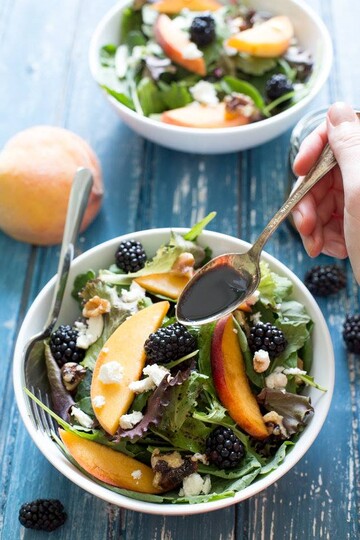 Полезный перекус: рецепт персикового салата с ежевикой и медом