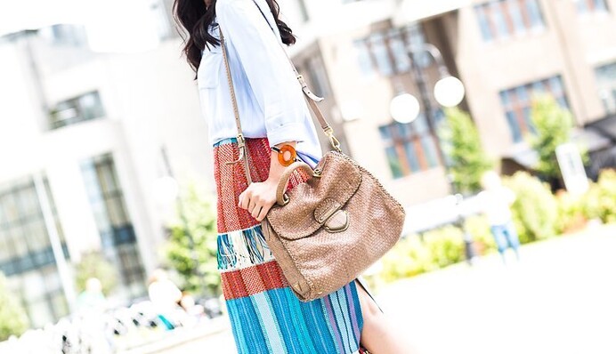 Маша Ефросинина показала стройные ножки в мини на прогулке с сыном