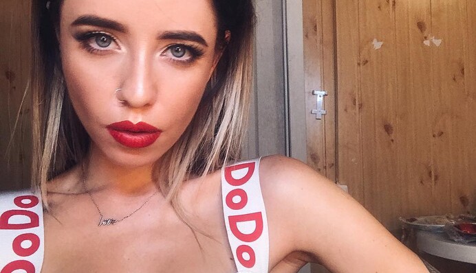 Трусы видно: Надю Дорофееву раскритиковали за необычный наряд