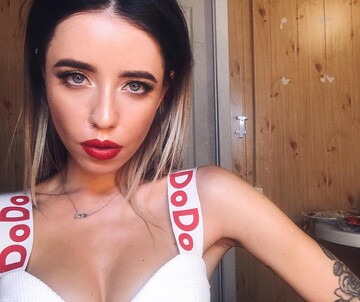 Трусы видно: Надю Дорофееву раскритиковали за необычный наряд