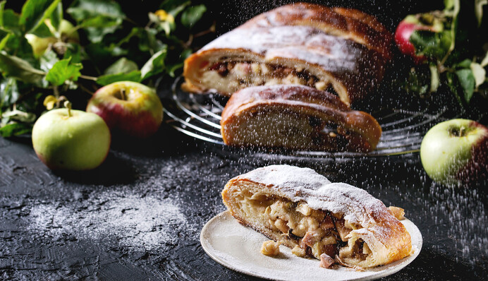 Як приготувати штрудель з яблуками та сиром - рецепт смачного та корисного десерту