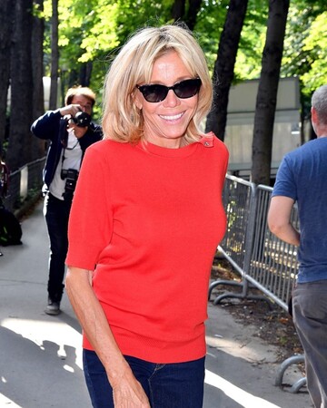 Первую леди Франции в коротких шортах подловили во время прогулки на велосипеде