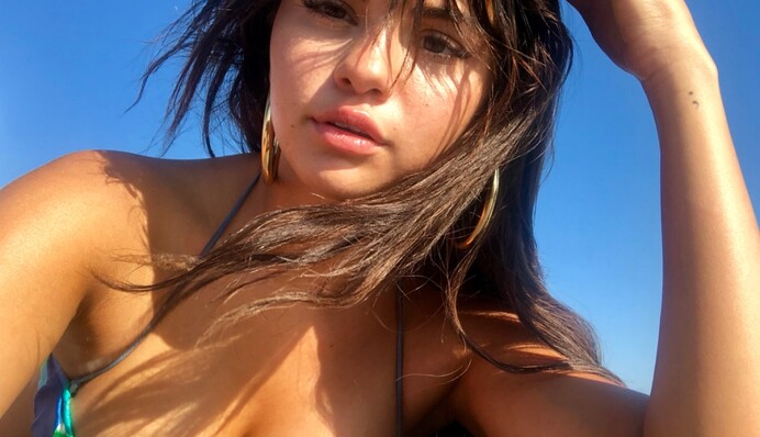 Селена Гомес засветила пышную грудь на отдыхе