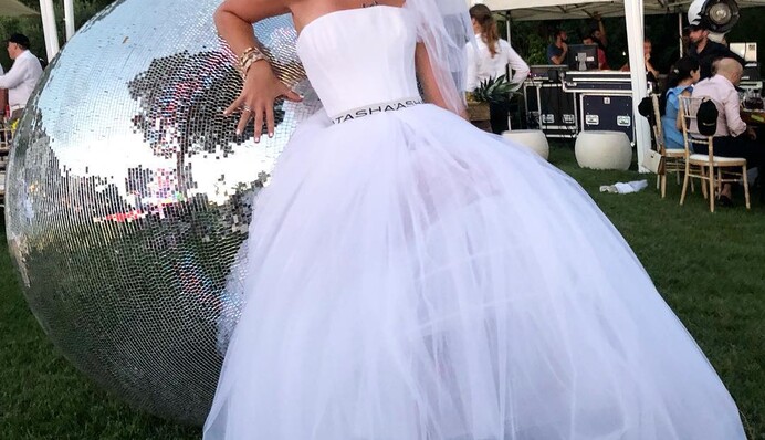 Ксения Собчак в свадебном платье удивила смелой выходкой: видео