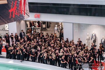 В Киеве открылся H&M: цены, интересные факты и фото первых посетителей