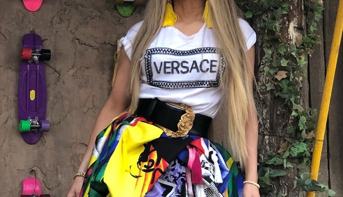 Дженнифер Лопес появилась на прогулке с бойфрендом в ультракоротком платье