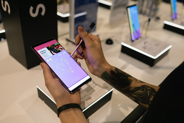 Samsung презентовал новый смартфон, способный заменить ноутбук