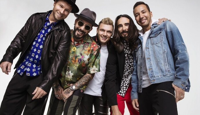 Перед концертом культовой группы рухнула входная арка: пострадали люди