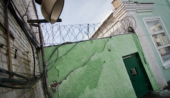 Тріщини в стінах, прусаки в каші та сон по черзі: що відбувається в українських СІЗО