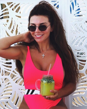 Новый кавалер? Седокова заинтриговала поклонников фото с легендарным певцом