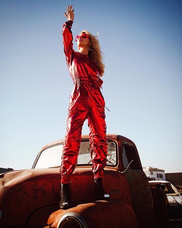 Алла Пугачева в коротких шортах пришла на концерт Лободы