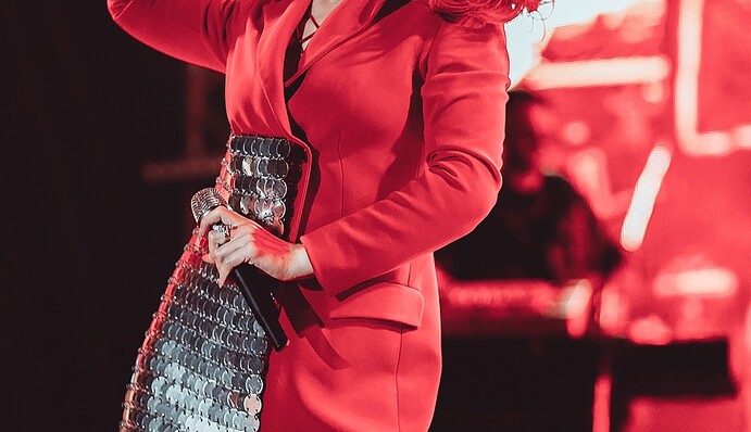 Модно и сексуально: Тина Кароль покорила новым образом