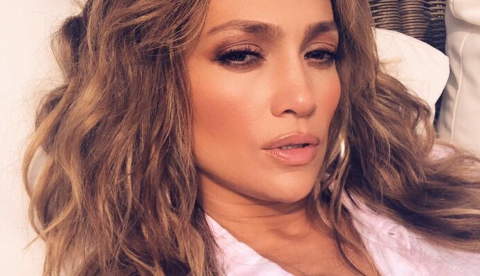 Дженнифер Лопес вышла в свет в украшениях стоимостью два миллиона долларов