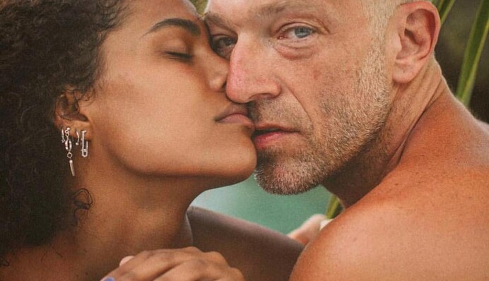 51-летний Венсан Кассель снялся в горячей фотосессии с молодой возлюбленной