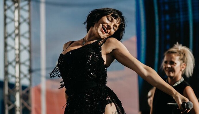 Надежда Мейхер переборщила с разрезом на платье