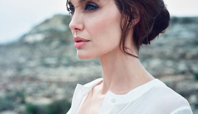 Подчеркнула бюст: Анджелина Джоли удивила нарядом на прогулке с сыном