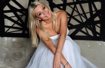 Как баба на чайнике: звезду 90-х раскритиковали за выбор платья