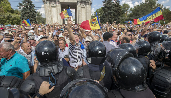 Россия сидит и ждет: к чему приведут протесты в Молдове