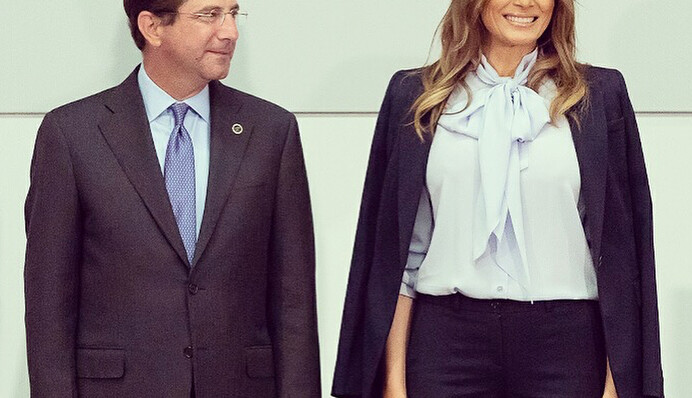 Мелания Трамп вскопала огород в яркой юбке за тысячу евро