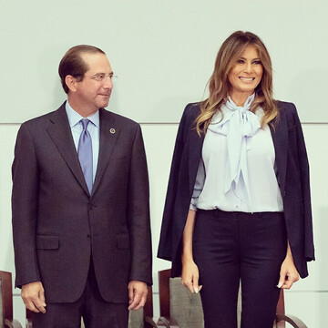 Мелания Трамп вскопала огород в яркой юбке за тысячу евро