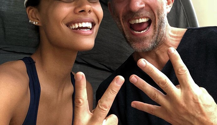 Молодая жена Венсана Касселя засветила пышный бюст в модном купальнике