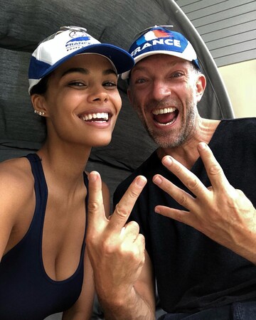 Молодая жена Венсана Касселя засветила пышный бюст в модном купальнике