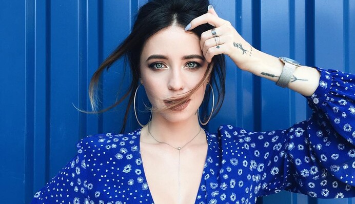 Популярная украинская певица показала, как ей делали интимные тату: опубликовано видео