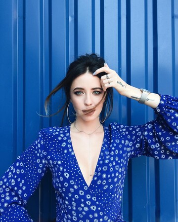 Популярная украинская певица показала, как ей делали интимные тату: опубликовано видео