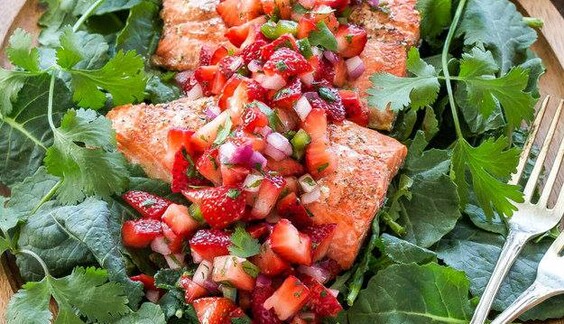 Романтический ужин дома: рецепт лосося на гриле с клубничной сальсой