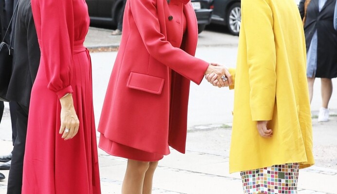 Модная битва: Бриджит Макрон и принцесса Дании выбрали для встречи наряды одинакового цвета