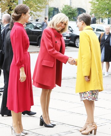 Модная битва: Бриджит Макрон и принцесса Дании выбрали для встречи наряды одинакового цвета