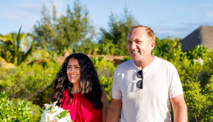 Сальма Хайек сыграла еще одну свадьбу спустя 9 лет брака: яркие фото