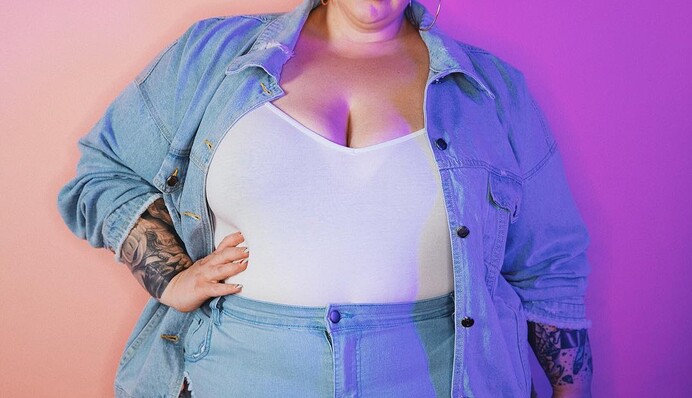 Самая полная модель в мире в купальнике снялась для Cosmopolitan