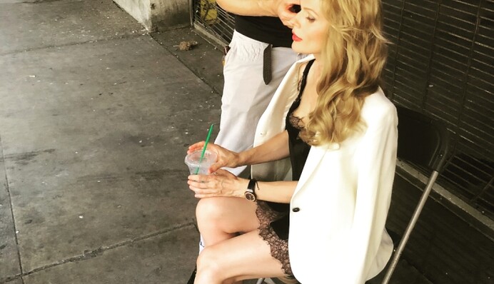 Оля Фреймут в платье за 15 тысяч гривен похвасталась стильным образом