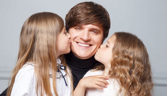 Известный украинский шоумен показал подросших дочерей: трогательные фото